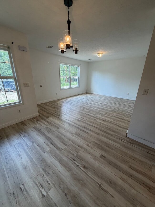 Building Photo - 3 Bedroom | 2 Bathroom | 1,100 square feet | Merriam Woods MO!