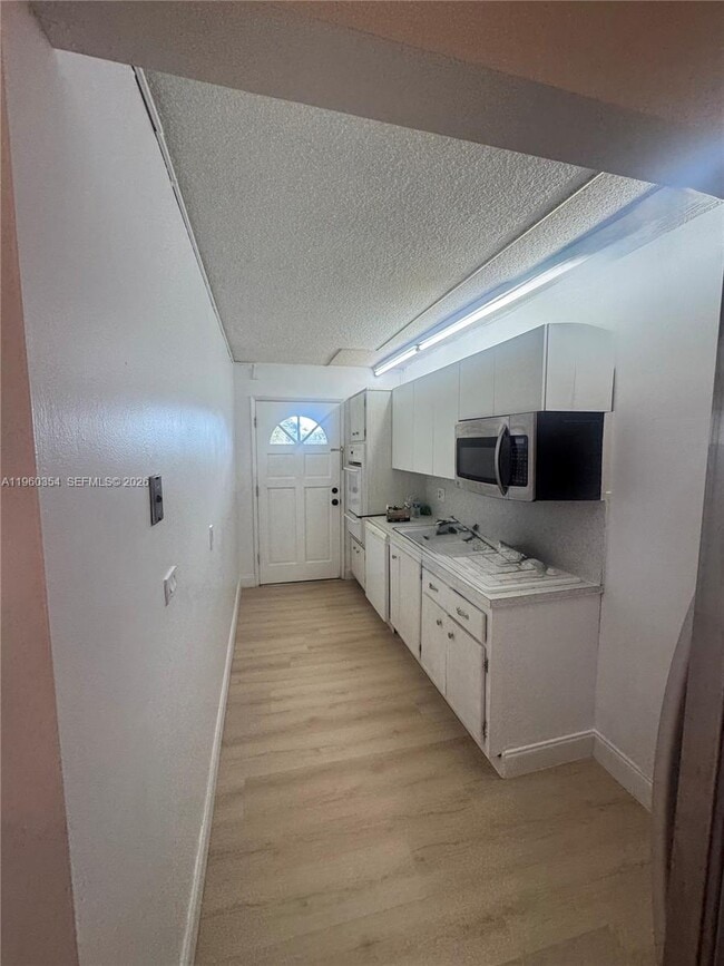 Building Photo - 20320 NE 2nd Ave