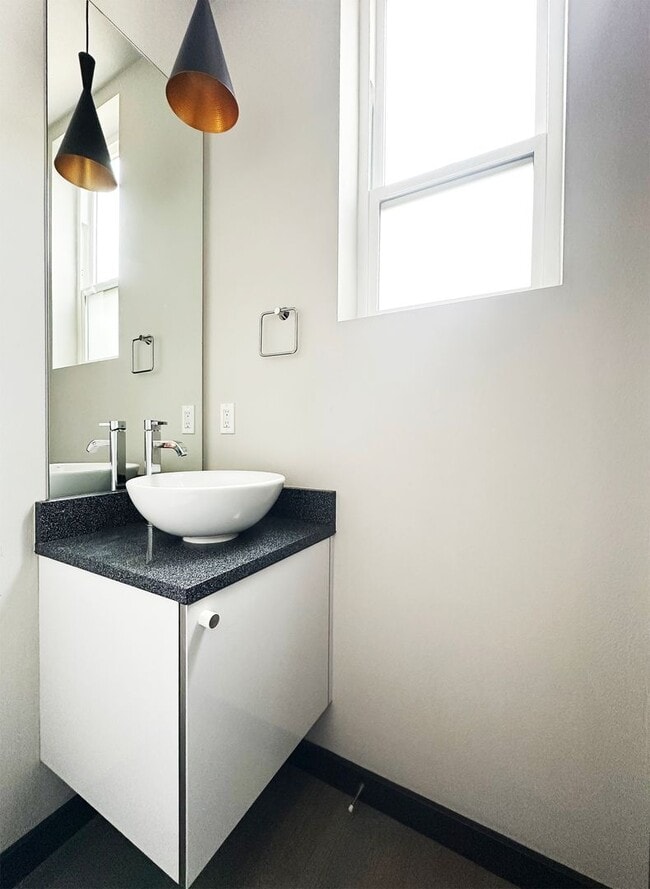Building Photo - 3Bd/3Ba Seattle Townhouse