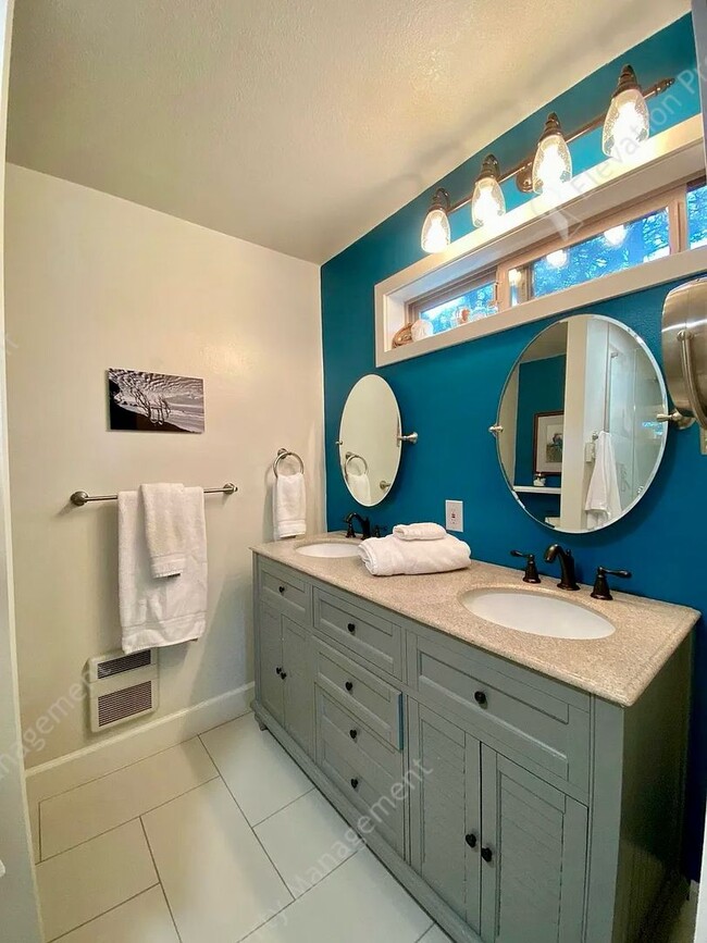 Building Photo - Coming Soon! UNFURNISHED and Updated Singl...