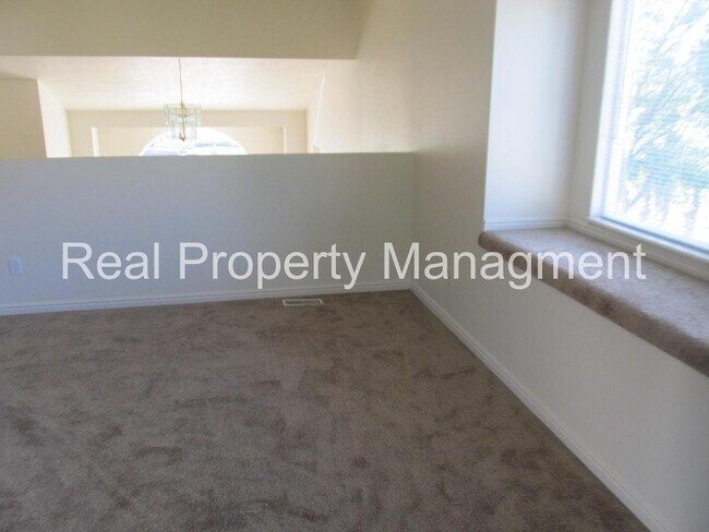 Building Photo - A beautiful 4 bed, 3 bath Home in River Heights! Half Off Pro Rated Rent for August!