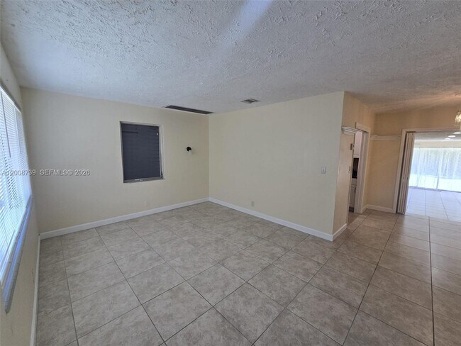 Building Photo - 2511 Plunkett St