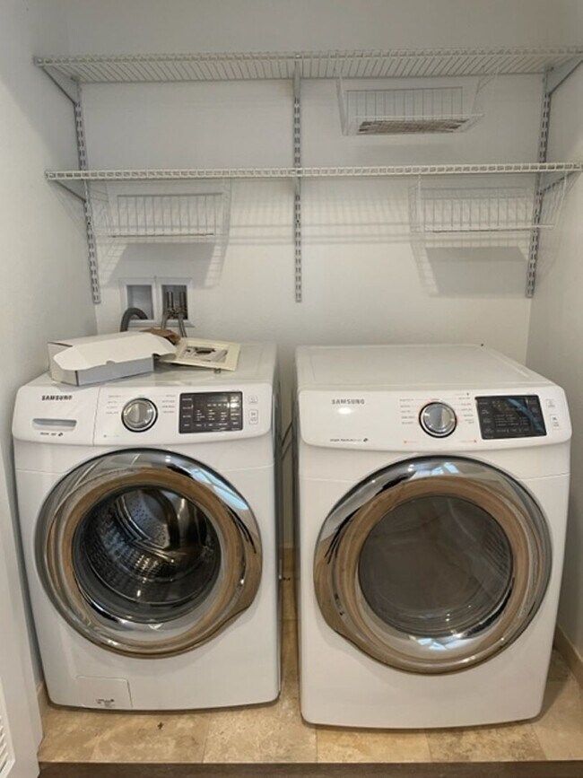 Building Photo - Rent Special - 2 weeks free rent!! 3 bedro...