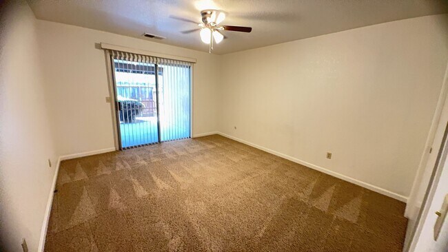 Building Photo - Desirable Duplex 2 bedroom 1 bathroom home