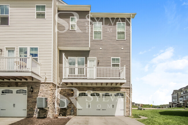 Building Photo - Don't miss out on this charming townhome!