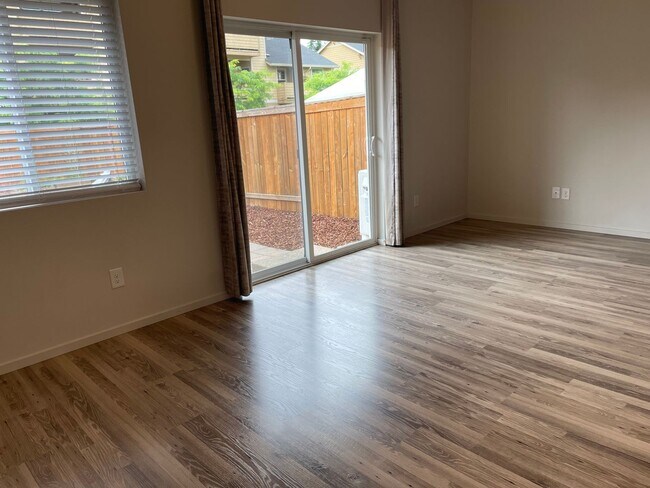 Building Photo - 3 Bedroom Townhome w/FULLY FENCED YARD & G...
