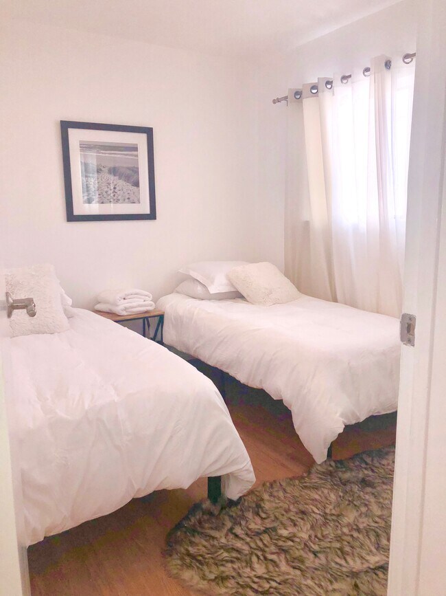 Third bedroom with twin beds - 35 Dudley Ave