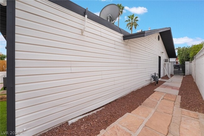 Building Photo - 3992 Chinchilla Ave