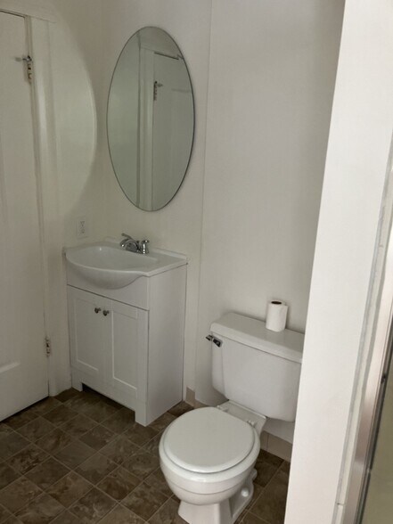 Building Photo - 2337 Waverly St