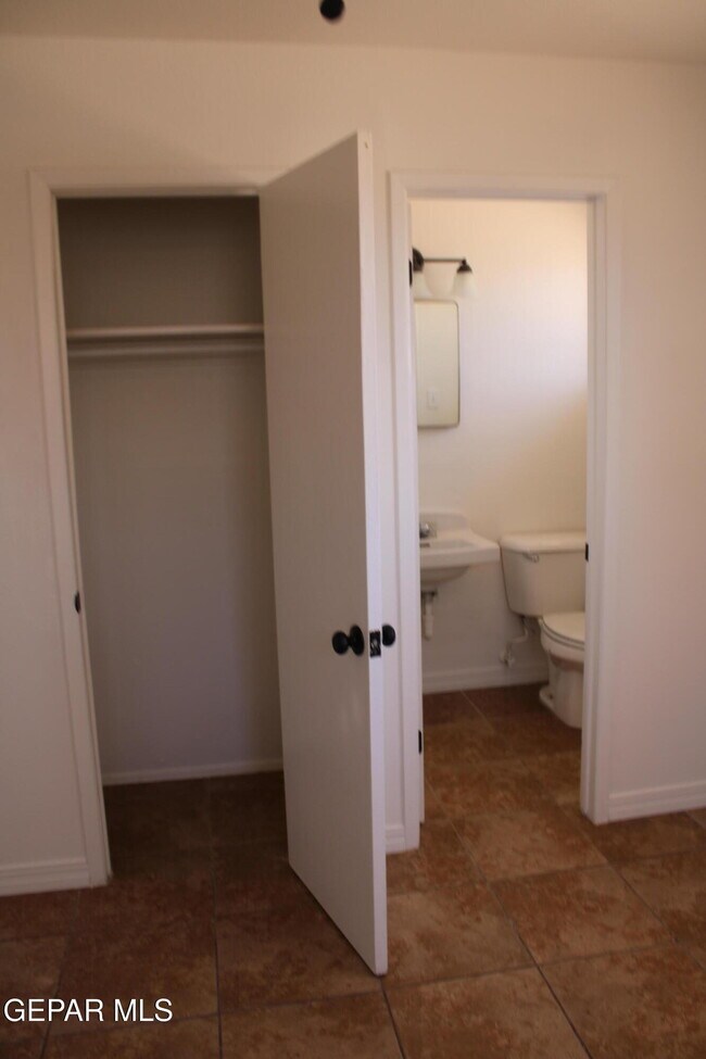 Building Photo - 5656 Sun Valley Dr