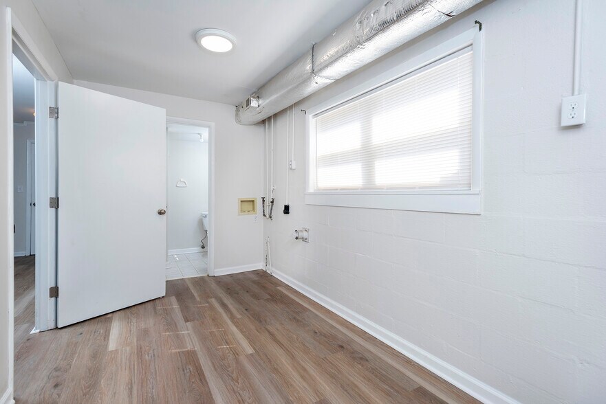 Oversized Laundry Room /Closet - 5760 Saundersville Rd