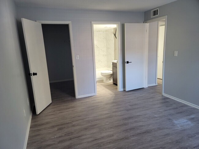 Building Photo - Conveniently located! Renovated 1 yr ago