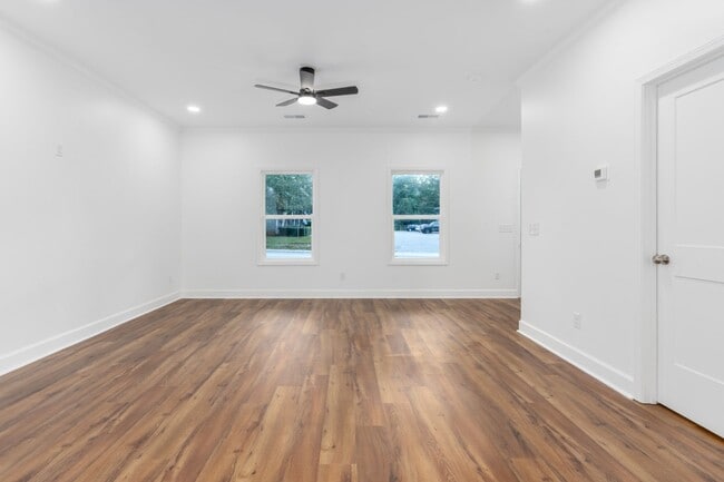 Building Photo - Pre-Leasing for the 26-27 School Year! Unbeatable Location