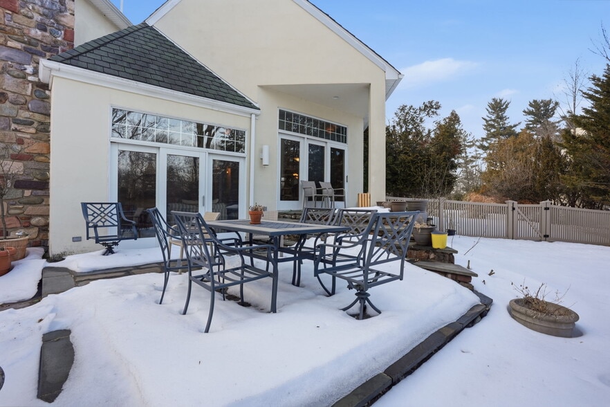 Building Photo - 244 Mathers Rd