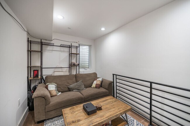 Building Photo - Modern Olde Kensington Home