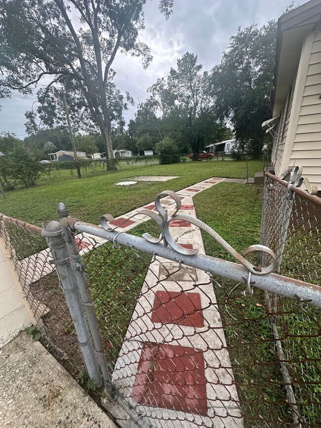 Building Photo - Crystal Springs, Country Home, Large Lot a...