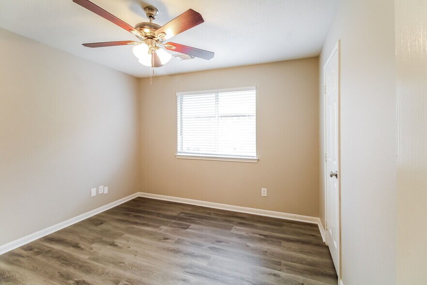 Building Photo - 410 Cedar Lake Dr