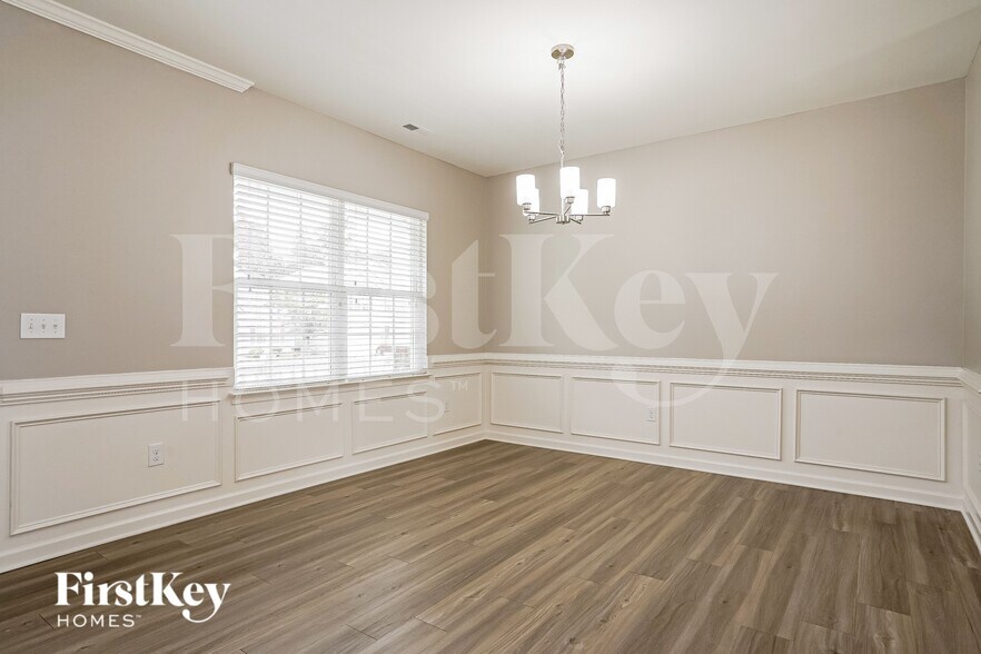 Building Photo - 100 N Great White Way