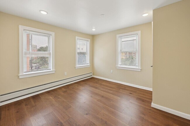 Building Photo - 325 7th St