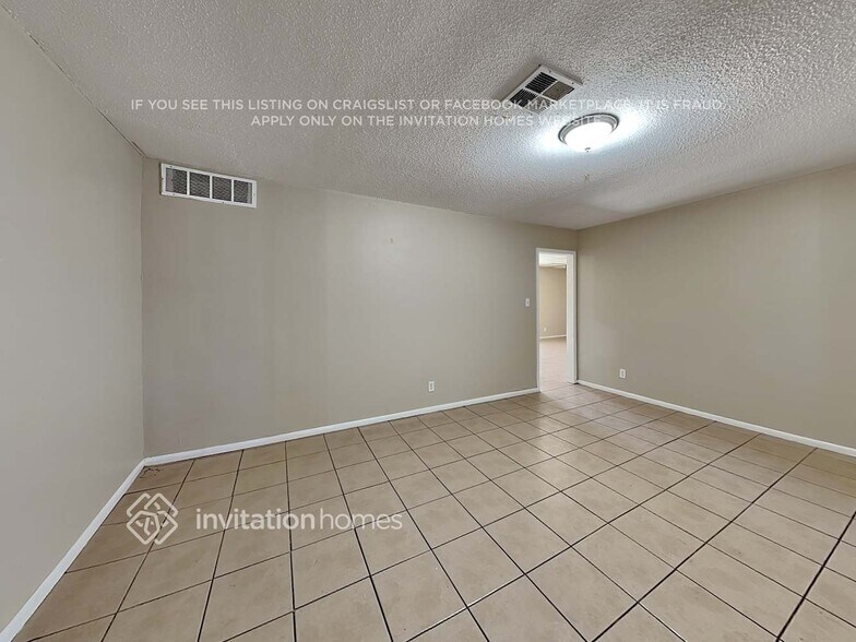 Building Photo - 3409 W Poinsettia Dr