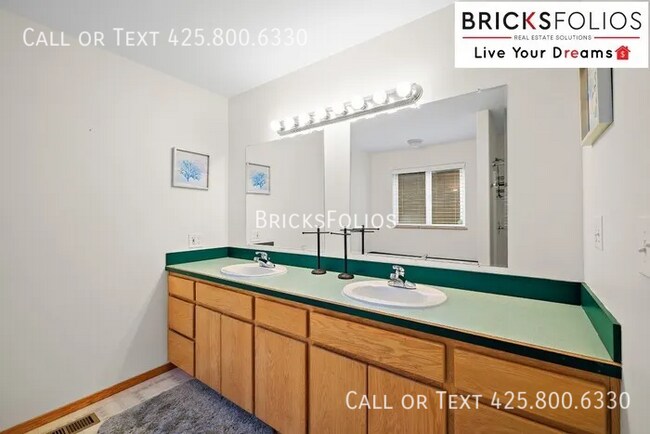 Building Photo - Welcome to Tukwila Haven – Open Concept Home Near Sound Transit!