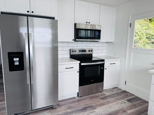 Building Photo - Completely Remodeled 3 Bedroom with Amazin...