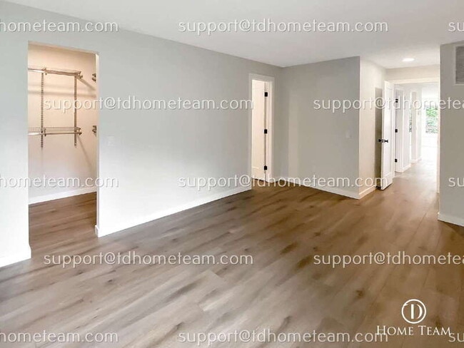 Building Photo - 9201 NE Juanita Dr