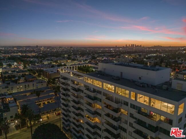 Building Photo - 7135 Hollywood Blvd