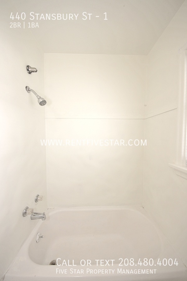 Building Photo - Charming 2 Bedroom Upstairs Apartment Avai...