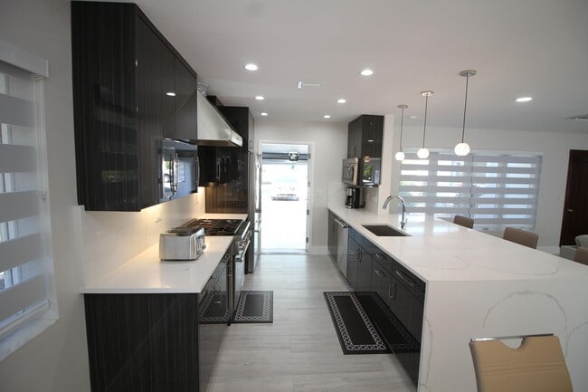 Building Photo - 2548 SE 14th St