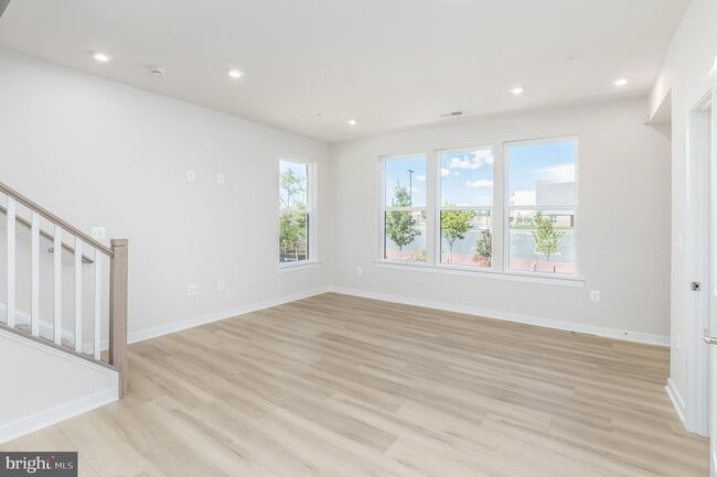 Building Photo - 44514 Wolfhound Sq