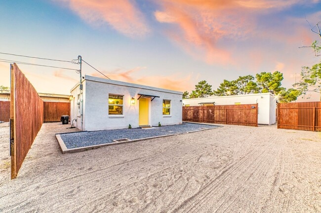 Building Photo - Charming 1-bedroom, 1-bathroom