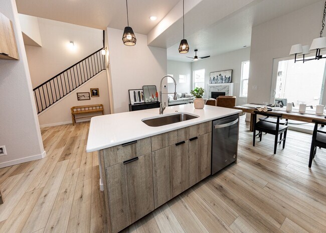 Building Photo - 3 Bedroom End Unit Luxury Townhome in Moun...