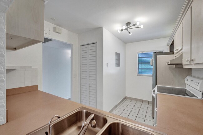 Building Photo - 9470 Poinciana Pl