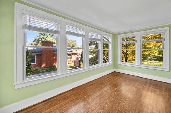 Building Photo - 4 Bed 2.5 Bath Home with a large backyard ...