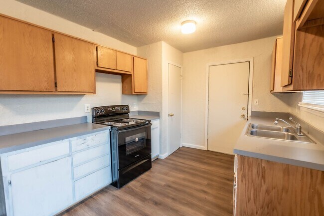 Building Photo - Newly Renovated 3bed 2bath - UNION School ...