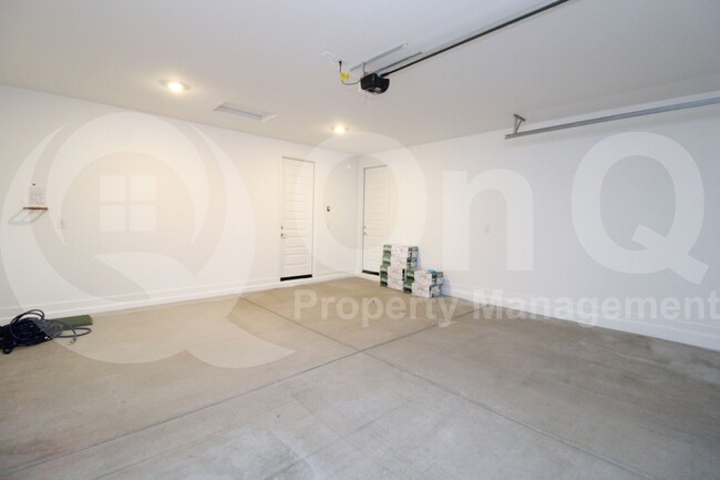 Building Photo - 3303 S Piedra Cir