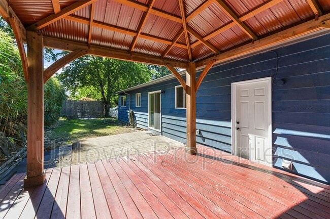 Building Photo - 16620 SW Oak St