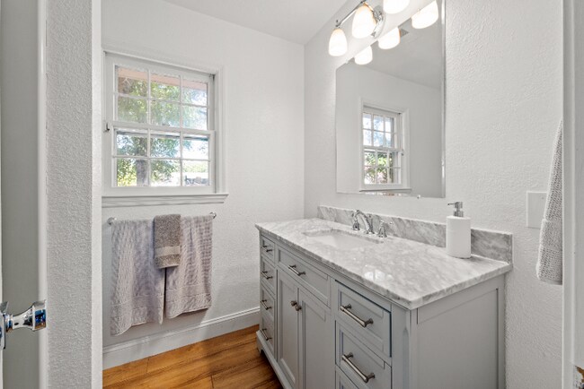 Building Photo - 405 11th St