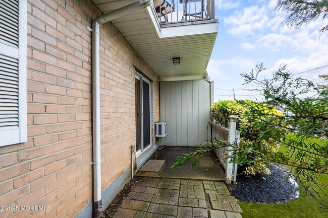 Building Photo - 321-323-323 Shore Dr