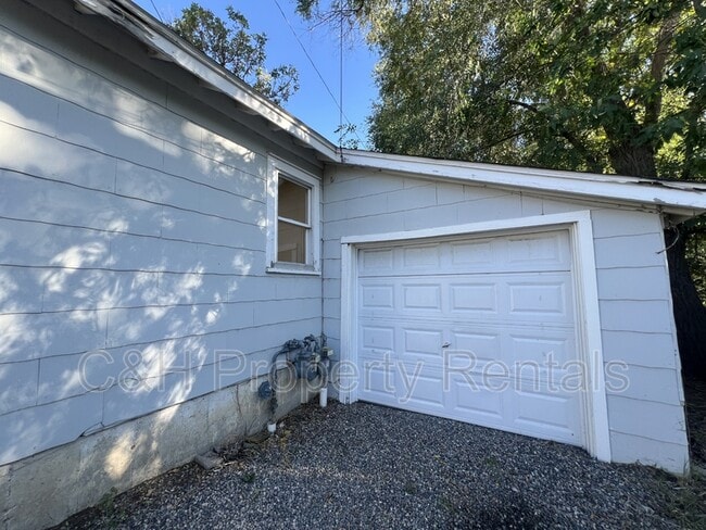 Building Photo - 631 Miles Ave