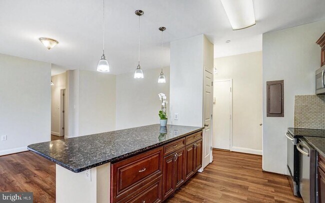 Building Photo - 3245 Rio Dr