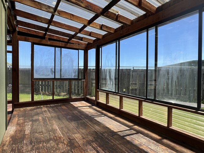 Building Photo - 1268 Fernwood Dr