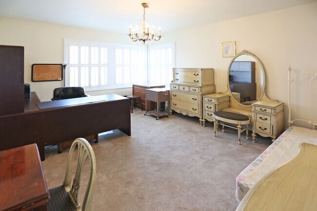 Building Photo - Two-story, 3BR/2.5BA Single family home including Lower-Level Suite with Bath & Kitchenette in Gl...