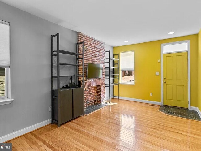 Building Photo - 18 S Madeira St