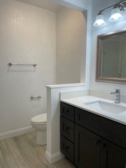 Master Bath - 1111 Lord Nelson Ln