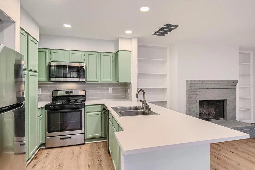 Building Photo - Room in Condo on Beauregard Cir