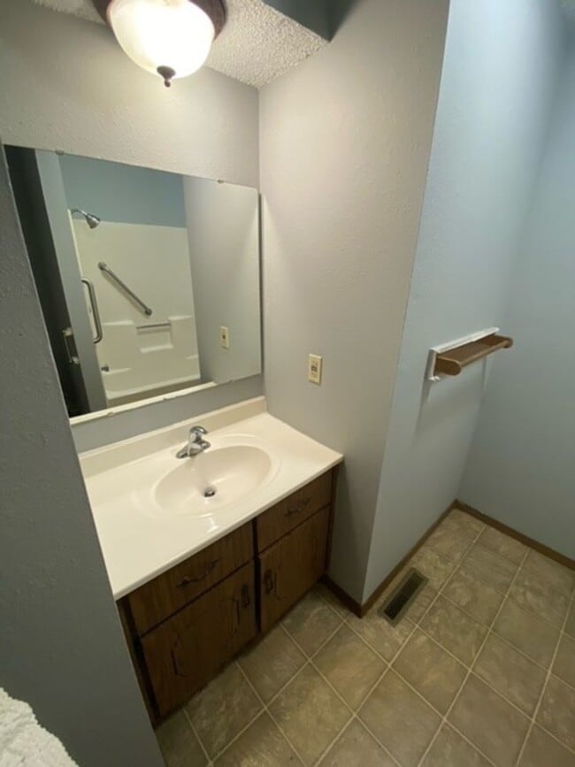 Building Photo - Great Duplex!