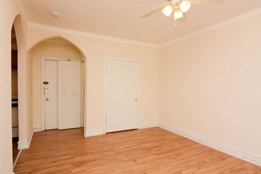 Building Photo - 4834 N Damen Ave