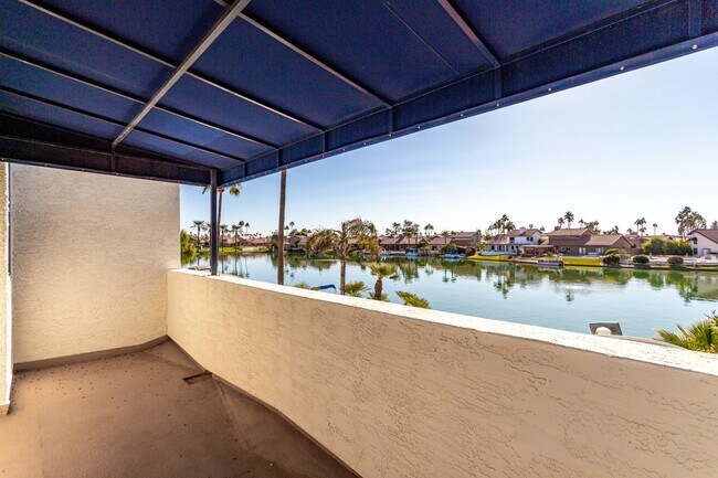Building Photo - 4 bedroom Lakefront Property